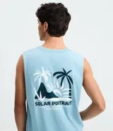 Musculosa masculina color celeste, de corte comfort, cuello redondo y sin mangas. Presenta un estampado localizado de palmera en el pecho.