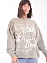 Buzo color beige con estampado de flores y texto en blanco.
