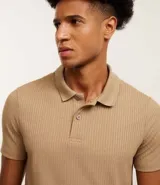 Camisa marrón de corte slim, con cuello polo, cierre de botones y textura acanalada.