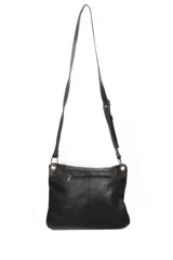 Morral bandolera de cuero negro con dos bolsillos frontales de cuero con estampado animal print de vaca.