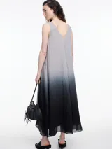 Vestido largo sin mangas con escote en V y diseño degradado de gris a negro.