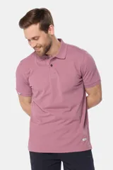 Remera polo azul de piqué liso, con cuello de rib y botones personalizados.