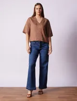 Blusa color beige de lyocell, con escote en V y detalle central en el frente.