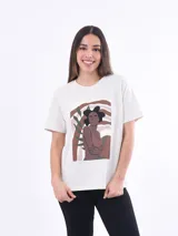 Remera negra de algodón con cuello redondo y mangas cortas. Estampado frontal con la frase "World Tour Vacation State of Mind" en letras de colores y un pequeño dibujo de una palmera.