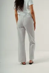 Pantalón de denim tiro alto, corte wide leg, color azul medio con estampado de pequeños lunares blancos.