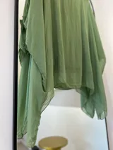 Blusa verde oliva de seda italiana, con cuello a la base y corte asimétrico. Incluye musculosa integrada.
