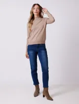 Buzo blanco de la marca Ninety Clothing, con cuello alto y manga larga, confeccionado en tejidos combinados.