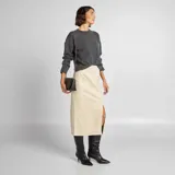 Falda midi color beige de antelina con tajo lateral.