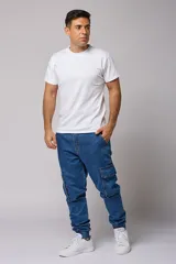 Pantalón jean de corte jogger con bolsillos cargo laterales y puños elásticos en los tobillos.