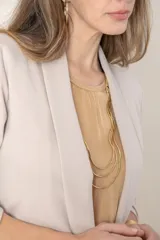 Blazer beige de algodón con solapa entera, bolsillos delanteros y frunce en las mangas 3/4.
