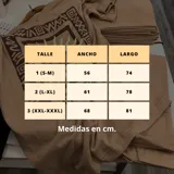 Remera color salmón de corte oversize, con estampa en la espalda con el logo de la marca y horario de delivery.