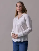 Camisa a rayas verticales color beige y gris, marca Alex & Jordan. Tiene cuello con solapa, abertura central con botones y bolsillo aplicado en el pecho.
