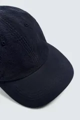 Gorra azul marino de algodón con visera y ajuste trasero.