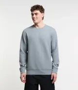Buzo deportivo celeste de poliéster con cuello redondo y mangas largas.