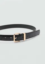 Cinturón negro con estampado de piel de serpiente y hebilla dorada.