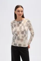Sweater de manga larga, cuello a la base y calce holgado, con estampado abstracto en tonos neutros como beige, gris y marrón claro.