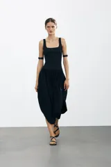 Vestido midi rojo de escote cuadrado y tirantes anchos. Detalle de bajo redondeado en tejido combinado a tono.