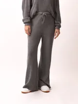 Pantalón palazzo negro de tejido de punto con cintura elastizada y cordón ajustable.