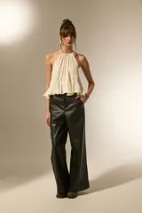 Pantalón ancho de tiro alto, confeccionado en eco-cuero negro.