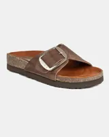 Sandalia marrón de cuero con hebilla metálica plateada y plantilla de cuero.