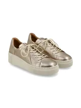 Sneaker Adelaida de cuero graneado color verde oliva, con cordones de algodón y suela elevada color crema.