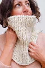 Cuello tejido a mano en pura lana merino color blanco y negro. Tiene tajos a los costados.