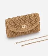 Cartera pequeña de rafia con textura de efecto paja, modelo transversal con asa de cadena metálica y cierre de locker metálico frontal.