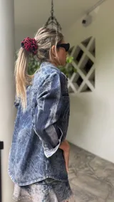 Camisa de denim celeste con efecto lavado y corte holgado.