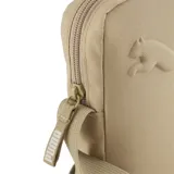 Bandolera Puma color beige con logo de la marca en relieve.