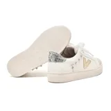 Championes blancos con detalles en gris y logo plateado en forma de V.
