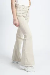 Pantalón acampanado color beige, de tiro alto y corte ajustado en la cadera.