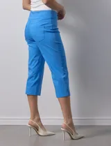 Pantalón capri color beige, de gabardina elastizada.