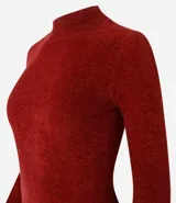Blusa de chenille color rosa claro, con cuello alto y mangas largas.