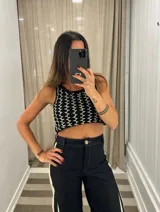 Top corto de tejido de punto en tonos beige y marrón claro, con diseño calado y escote redondo.