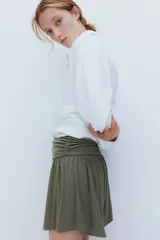 Short verde militar de punto acanalado fino de viscosa, con cintura ancha y costuras laterales fruncidas que crean un efecto drapeado.