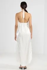 Vestido largo blanco de lino con hilo metalizado, corte recto y escote halter con cordón ajustable y detalle de insignia de tigre removible.