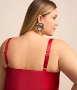 Musculosa de poliéster satinado color rojo, con escote drapeado, breteles finos ajustables y forro en el busto.