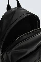 Mochila negra con acabado grabado, compartimento principal con cierre de cremallera, bolsillo frontal con cierre de cremallera, parte posterior acolchada con banda de sujeción para equipaje, asa de mano y dos asas de hombro ajustables.