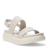 Sandalias de mujer color nude, con plataforma y tiras anchas.