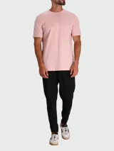 Camiseta color tostado de corte clásico con cuello redondo y logo bordado en el pecho.