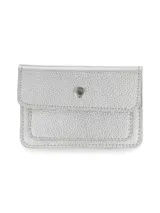 Porta documentos plateado de cuero vacuno con textura granulada. Tiene un bolsillo frontal para tarjetas y cierre con broche metálico.