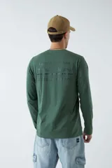 Remera de manga larga verde oscuro para hombre, con escote redondo y logo estampado en el pecho.