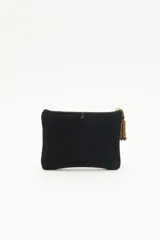 Bolso de mano tipo sobre rectangular de terciopelo negro con cierre dorado y flecos de mostacillas doradas. Presenta un bordado de abeja con canutillos dorados en el frente.