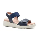 Sandalias de cuero azul marino con plataforma baja color beige. Presentan dos tiras ajustables con velcro y plantilla acolchada.