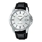 Reloj Casio con caja plateada, esfera plateada con indicadores negros y correa de cuero negro.