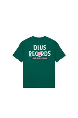 Remera verde con estampado de un corazón rosado con la palabra "DEUS" en el pecho.