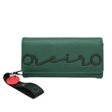 Billetera verde con textura símil cuero, cierre con broche a presión y aplique con el nombre de la marca en el frente. Incluye correa de mano con dije de labios rojos.