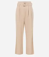 Pantalón pantacourt color beige, confeccionado en tricolina. Presenta cintura clochard con trabillas, pliegues delanteros y bolsillos laterales. Incluye cinturón con hebilla rectangular con estampado carey.
