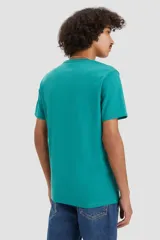 Remera de algodón color verde con logo de Levi's en el pecho.