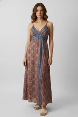 Vestido largo de poliéster con estampado, corte recto, cuello en V y breteles finos. Presenta detalle de punto smock en la cintura.